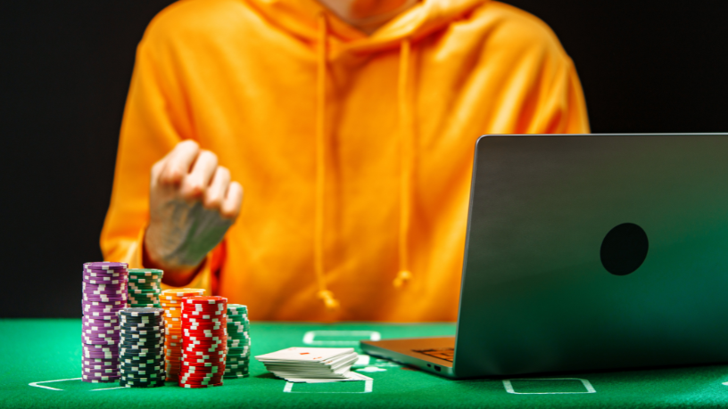 Poker ao vivo x online: descubra com Thiago Signorelli Viana como adaptar seu jogo para dominar os dois.