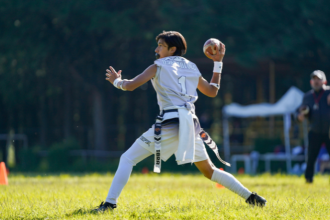 A economia do futebol mostra como grandes clubes movimentam bilhões e influenciam mercados globais, analisa Matheus Vinicius Voigt.