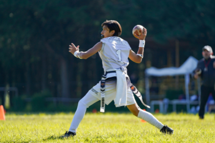 A economia do futebol mostra como grandes clubes movimentam bilhões e influenciam mercados globais, analisa Matheus Vinicius Voigt.