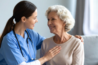 Avanços e desafios no acesso à saúde pública mostram por que priorizar os direitos do idoso é urgente — Sindnapi - Sindicato Nacional dos Aposentados, Pensionistas e Idosos.