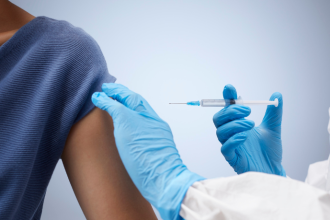 Após cinco anos de vacinação, covid recua no Brasil, mas segue como desafio para a saúde pública